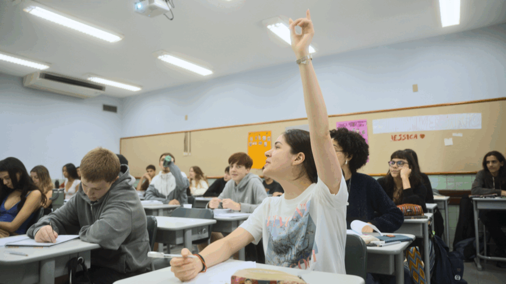 O núcleo de Comunicação e Expressão convida os estudantes a desenvolverem a linguagem como prática social.