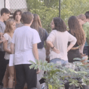 Alunos e alunas do Colégio São Vicente de Paulo participam de uma atividade prática na horta escolar, orientados pelo professor. A experiência faz parte do PAIE, promovendo educação integral e sustentabilidade.