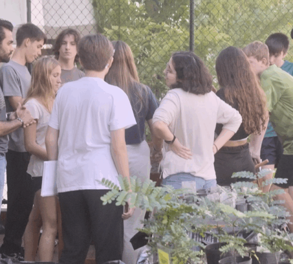 Alunos e alunas do Colégio São Vicente de Paulo participam de uma atividade prática na horta escolar, orientados pelo professor. A experiência faz parte do PAIE, promovendo educação integral e sustentabilidade.
